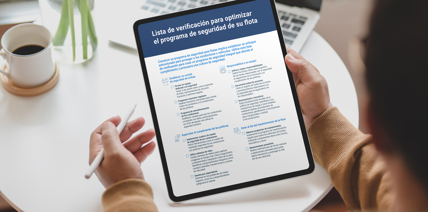 Persona revisando una lista de verificación en una tablet para mejorar el programa de seguridad de conductores de flotas.